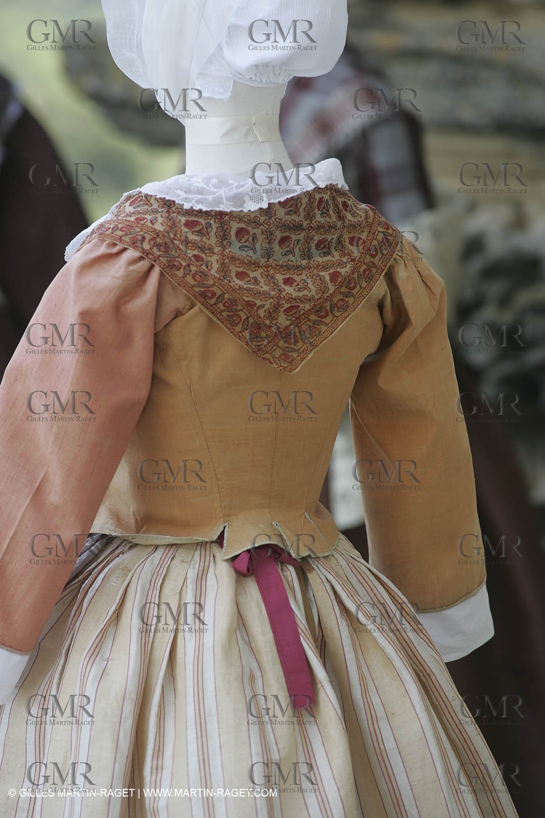 May 2004 - La Tour d'Aigues (FRA, 84) - Old costumes for women of the South exhibition