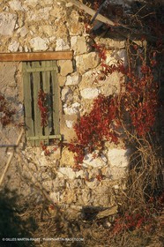 France, Provence, Villages du Luberon, détails, vieilles pierres, portes, toitures