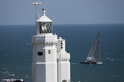 05 08 2010 - Cowes (UK, IOW) - The 1851 Cup -  BMW ORACLE Racing -  - Round The Island Race - Passing Ste Catherine Lighthouse.