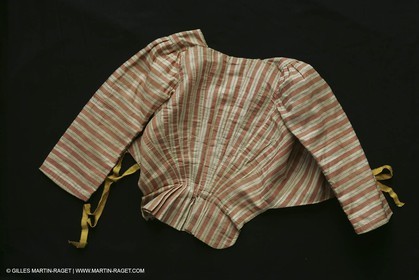 Mai 2004 - La Tour d'Aigues (FRA, 84) Costumes anciens pour l'exposition Femmes du Midi