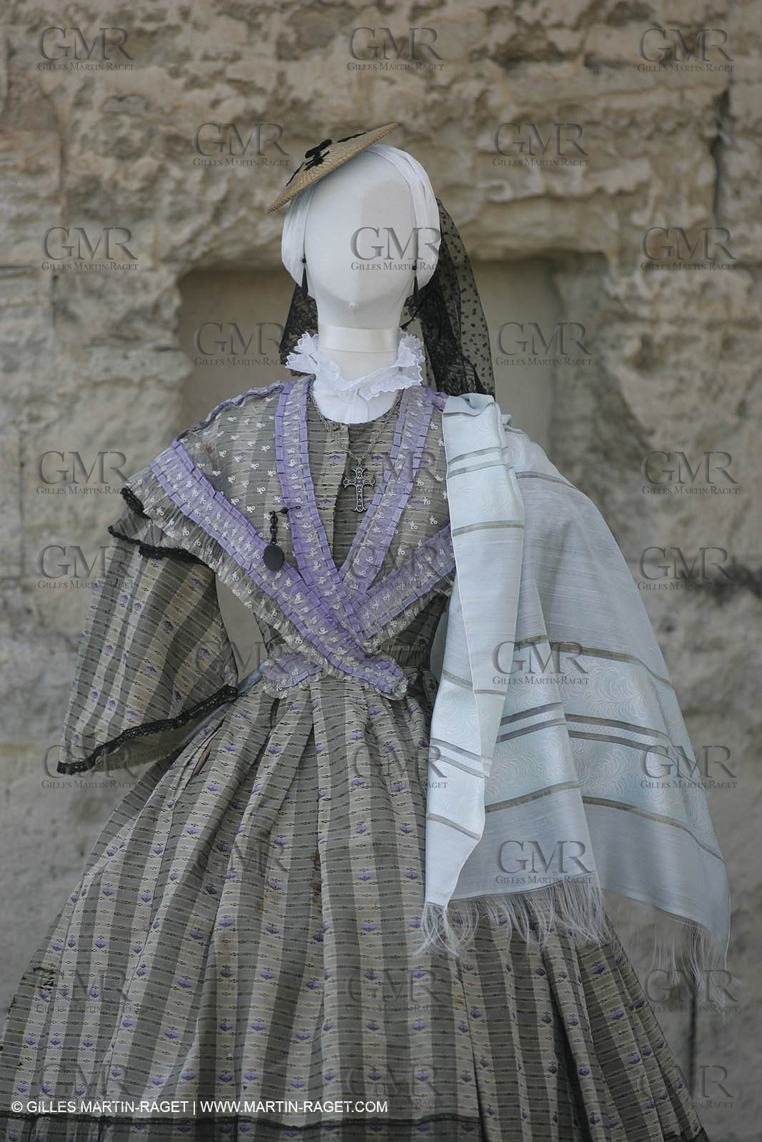 May 2004 - La Tour d'Aigues (FRA, 84) - Old costumes for women of the South exhibition