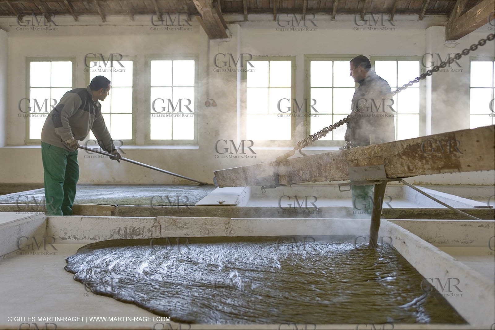01 02 2007 - Salon de Provence - Fabrication traditionelle du savon de Marseille aux savonneries Marius Fabre - Coulée dans les bacs**01 02 2007 - Salon de Provence - Traditional soap of Marseille making at Marius Fabre soap maker - soap sent in open tanks