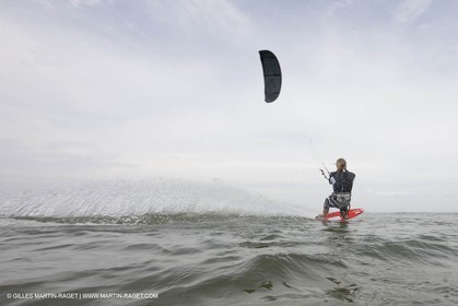 08 05 2008 - Port Saint Louis du Rhône (FRA, 13) - kite surfer Alexandre Caizergues à l'entraînement