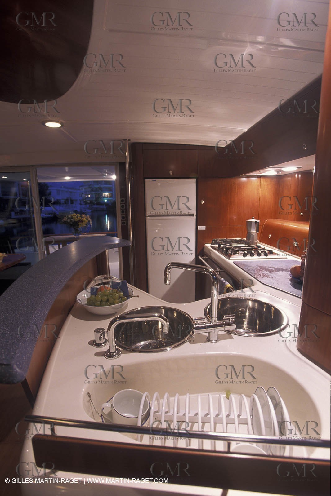 MotorYacht - Inside - Decks
