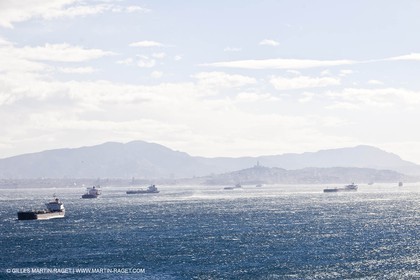 25 10 2010 - Marseille (FRA,13) - Navires au mouillage en raison d'un grève du personnel portuaire