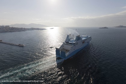 14 01 2012 - Marseille (FRA,13) - Compagnie La Méridionale - le Piana devant Marseille et les Calanques