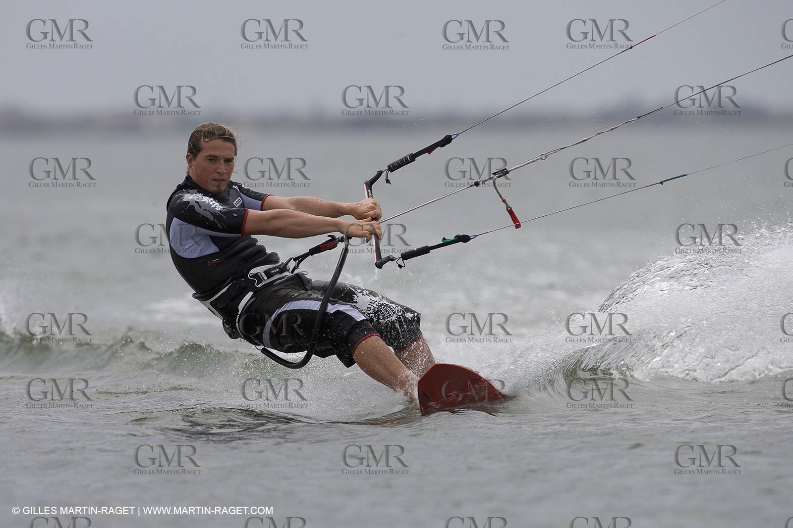 08 05 2008 - Port Saint Louis du Rhône (FRA, 13) - kite surfer Alexandre Caizergues training