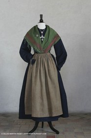 Mai 2004 - La Tour d'Aigues (FRA, 84) Costumes anciens pour l'exposition Femmes du Midi