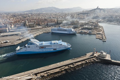 14 01 2012 - Marseille (FRA,13) - Compagnie La Méridionale - le Piana devant Marseille et les Calanques
