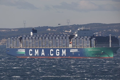 14 12 2023, Marseille (FRA), arrivée du Palais Royal, porte container armé par la CMA CGM, navire de 400 mètres de long, 67 mètres de large, qui transporte 23 000 conteneurs avec propulsion au GNL