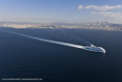 14 01 2012 - Marseille (FRA,13) - Compagnie La Méridionale - le Piana devant Marseille et les Calanques