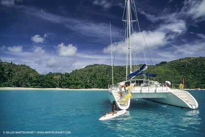 Voile, croisière,multicoque au mouillage